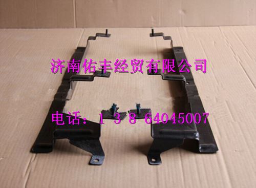 重汽豪沃A7导风罩连接板右AZ1664110058