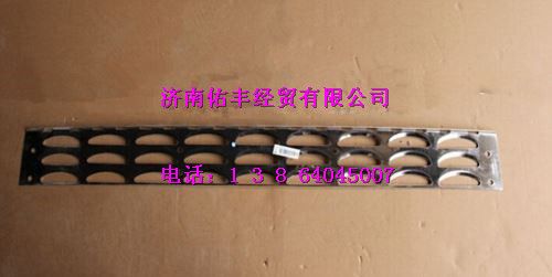 重汽豪沃A7保险杠下防滑板WG1664230092
