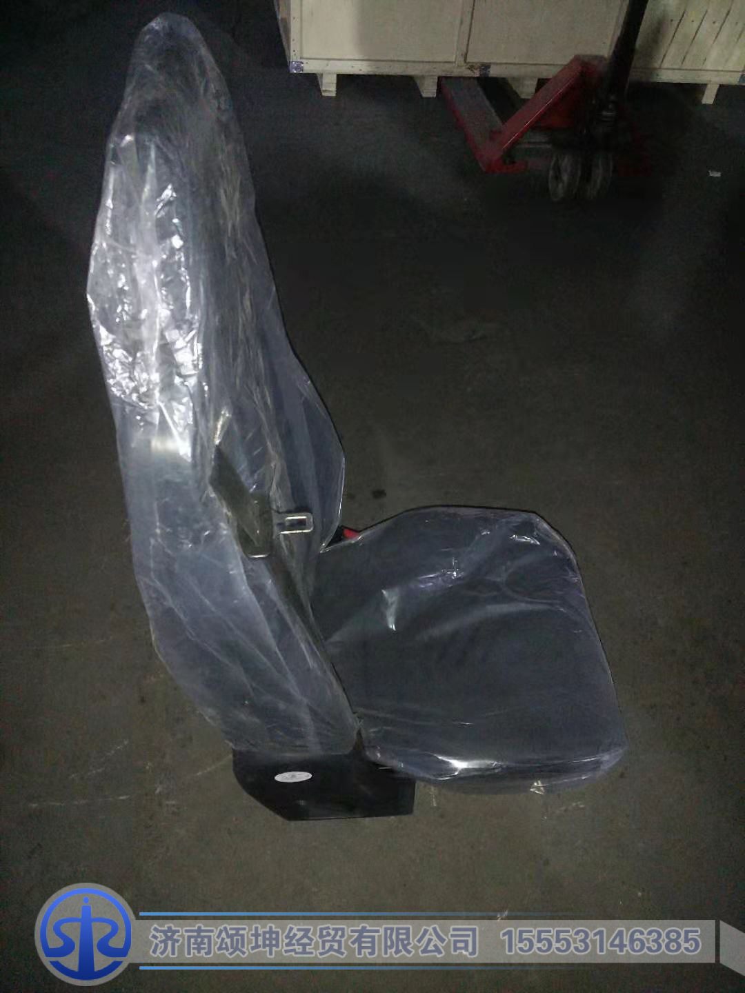 AZ1662510180,轻量化右座椅（加宽卧铺）（含安全带）,济南颂坤经贸有限公司