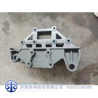 WG9525523156   前簧右前支架