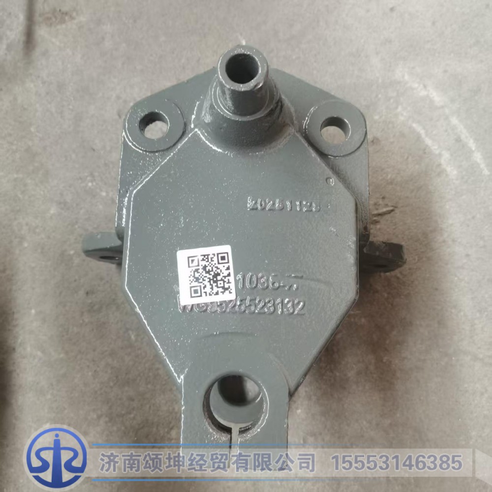 WG9525523132   前簧前支架