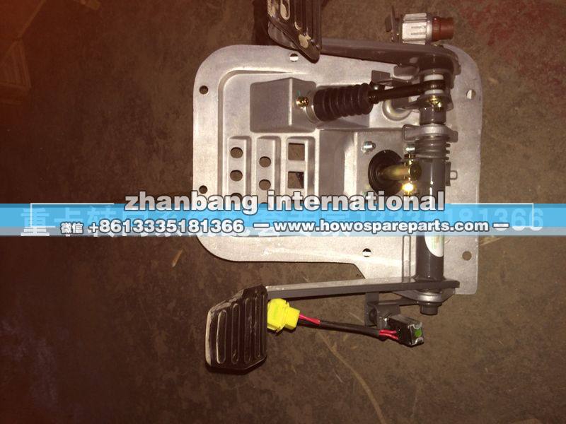 HOWO右置踏板总成AZ9725360024