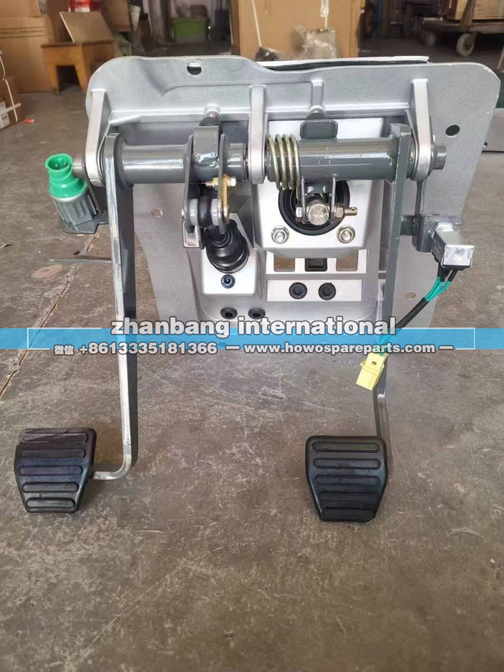 AZ9725361028  HOWO右置车踏板总成  450元