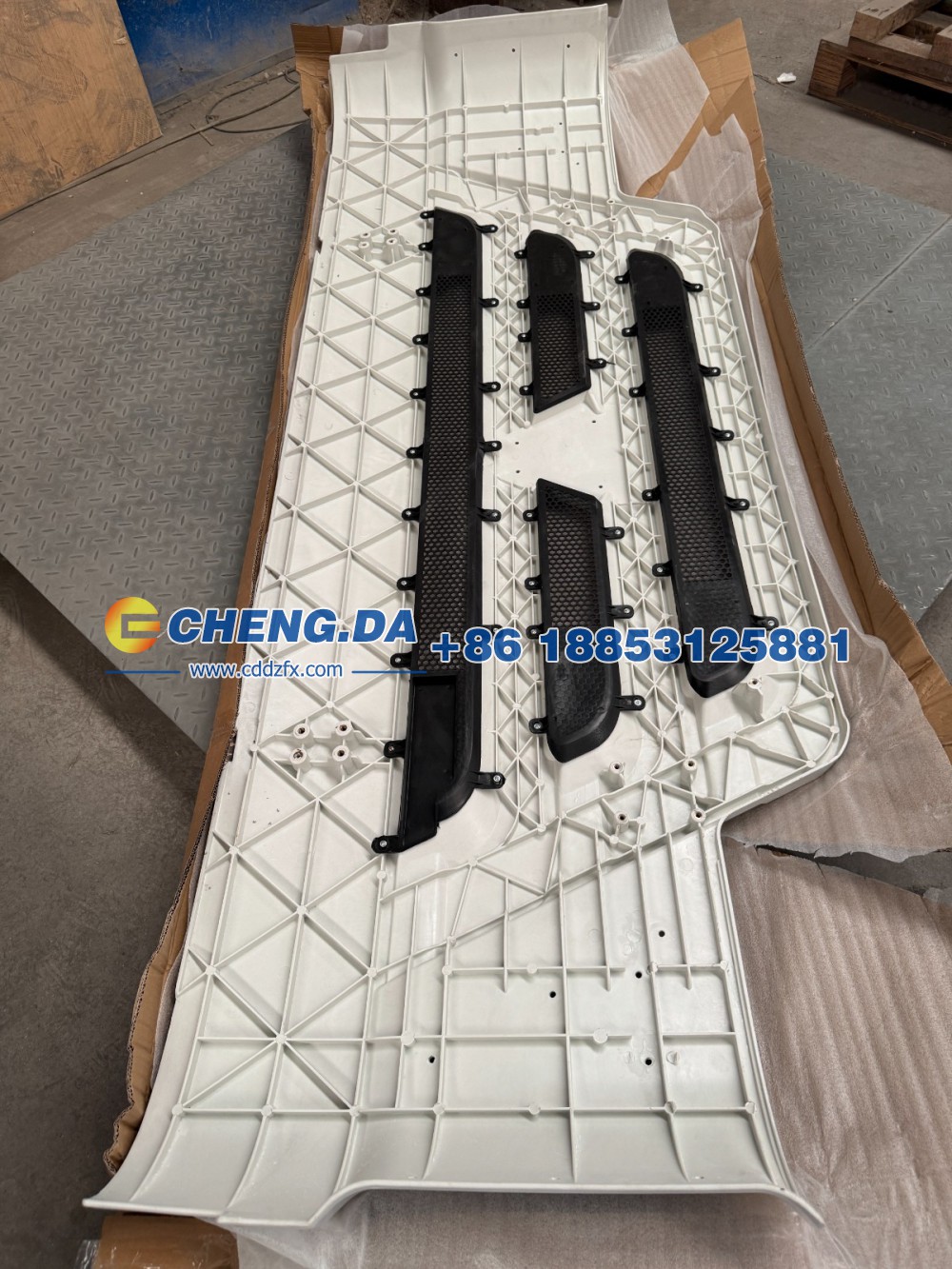 WG1642111011散热器面罩 面板 豪沃10款图1