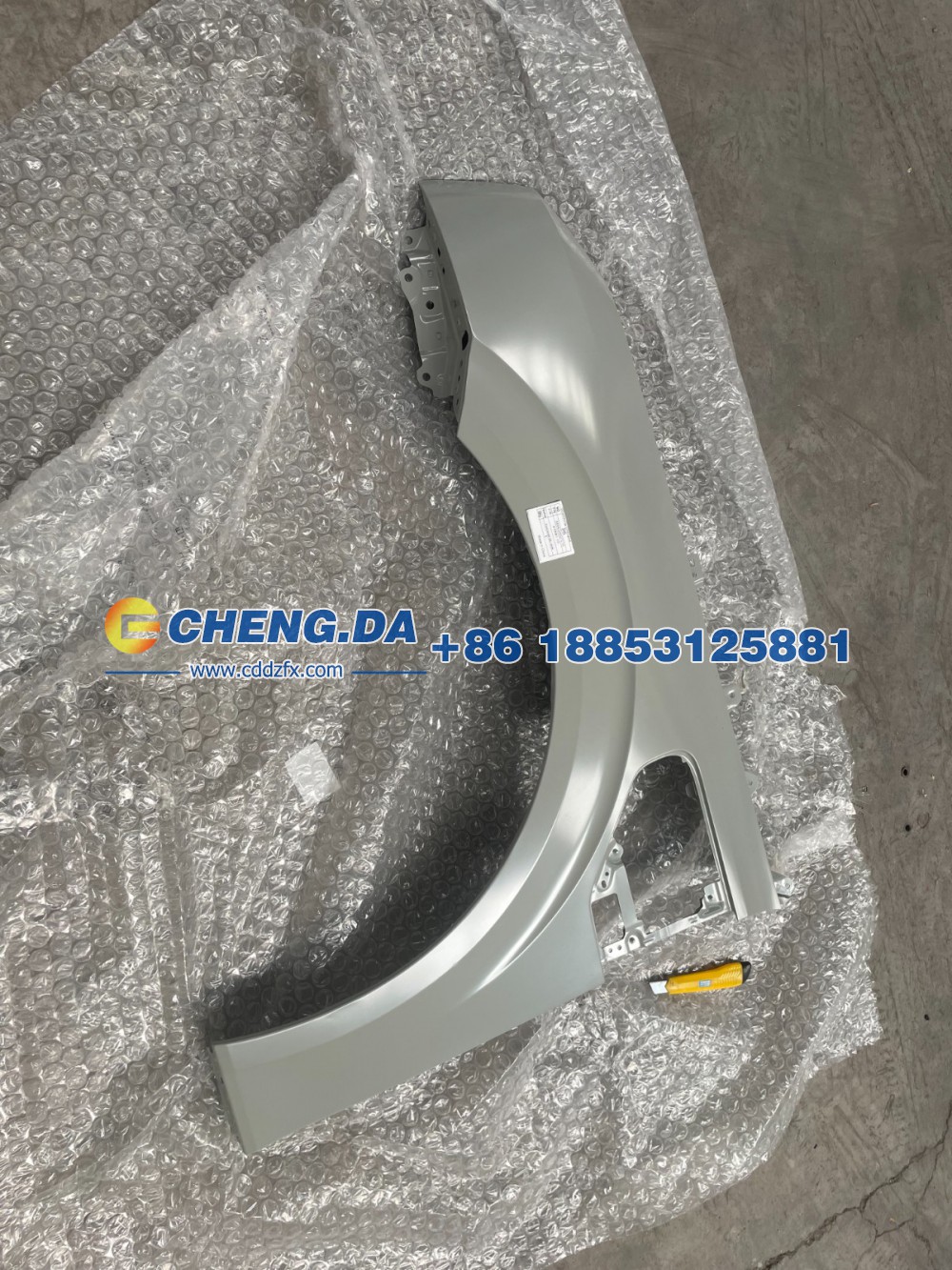 8894224927C15,前挡泥板左  白色,山东鼎赞飞行汽车制造有限公司